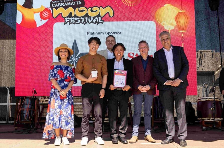 Blue-Star-Air-Conditioning-accepting-award-at-Cabramatta-Moon-Festival-2023