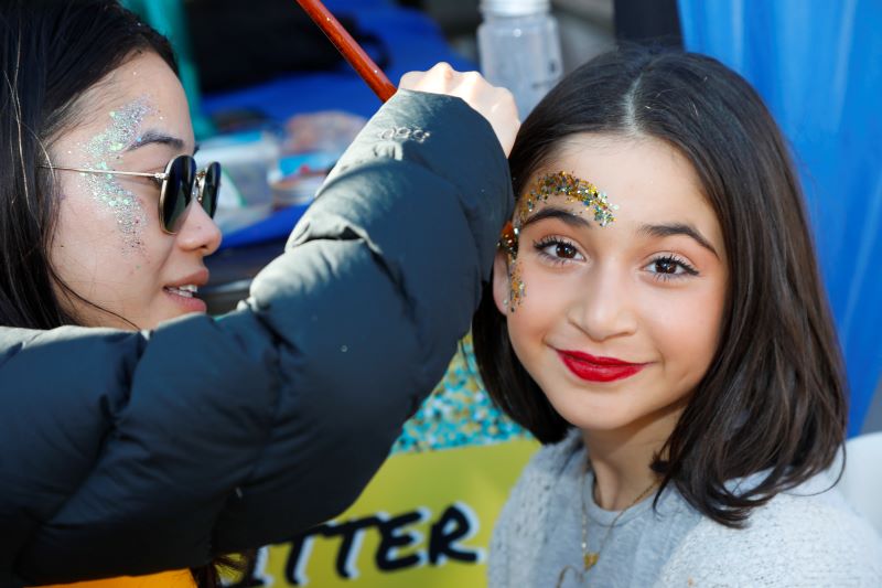 Worker-Face-Painting-Little-Girl