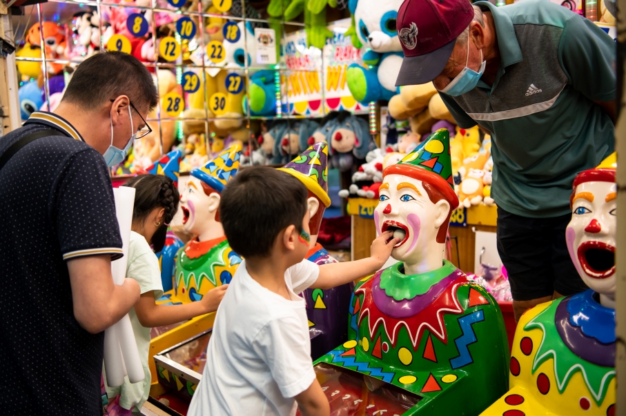 Carnival clown game Illuminate.