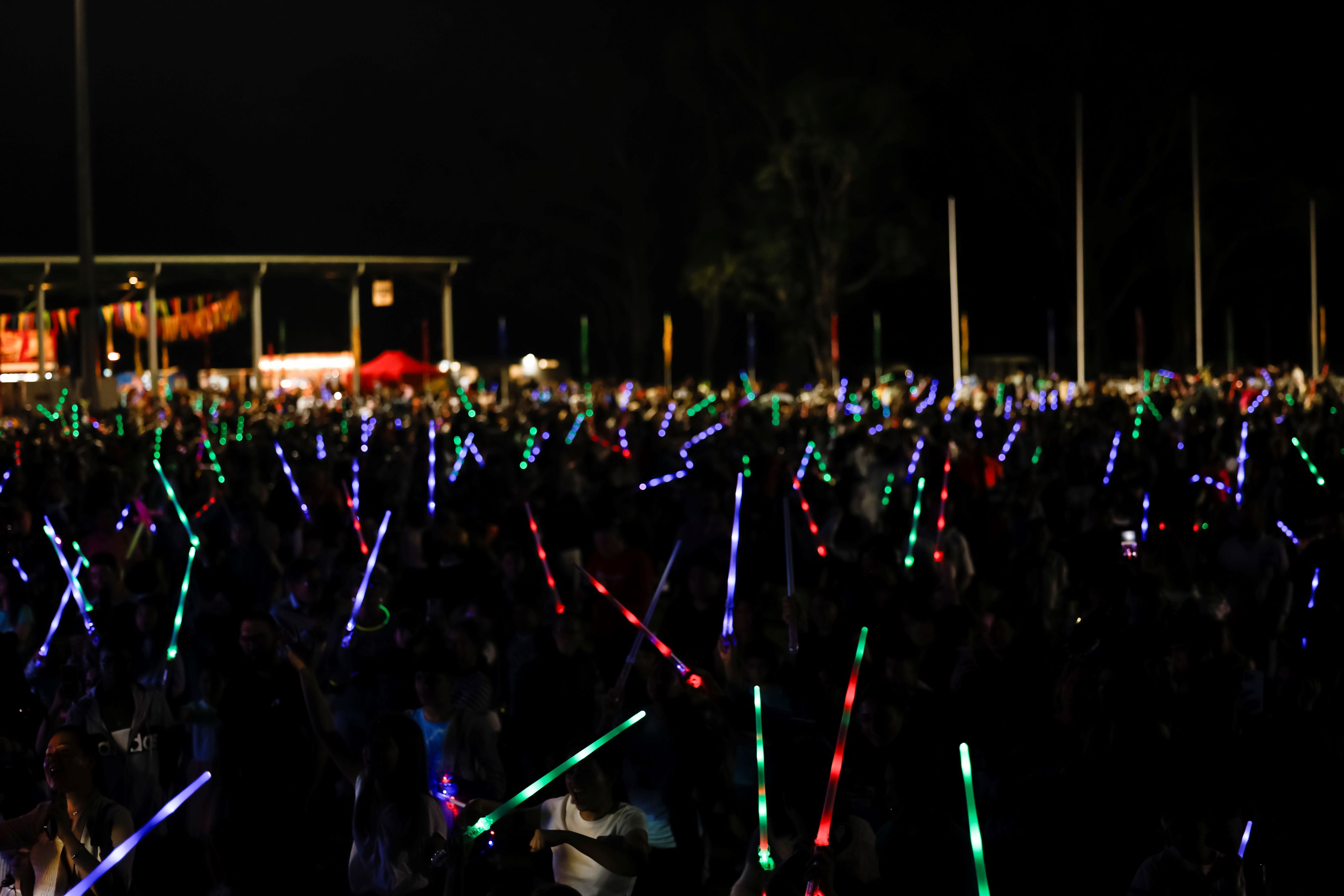 Crowd_Shot_Glowsticks